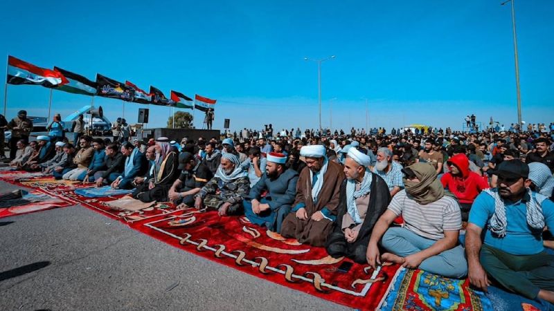 نصرةً لغزة.. معتصمون عراقيون يؤدّون صلاة جمعة موحَّدة على الحدود مع الأردن