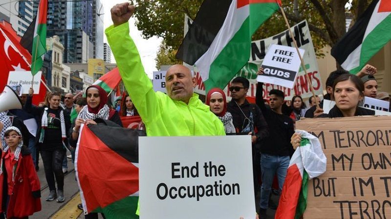 متظاهرون أستراليون في ميناء ملبورن يمنعون دخول سفن محمّلة بالبضائع "الإسرائيلية"