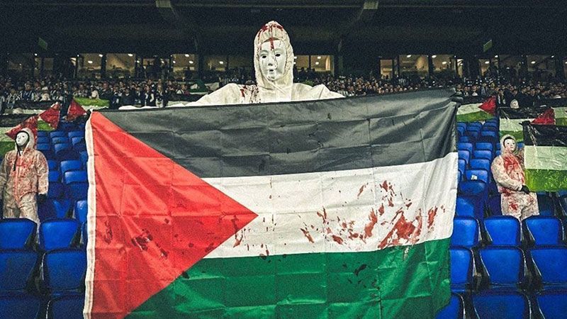 بملابس ملطّخة باللون الأحمر.. رسالة مدوّية من جماهير "ريال سوسيداد" إلى غزة
