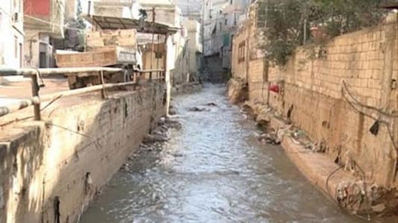 استعدادًا لموسم الشتاء.. وزارة الأشغال تواصل تنظيف مجرى نهر الغدير