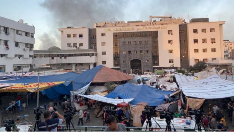 بسبب تعفّن الجثث.. دفن 100 شهيد فلسطيني في ساحة مجمع الشفاء 