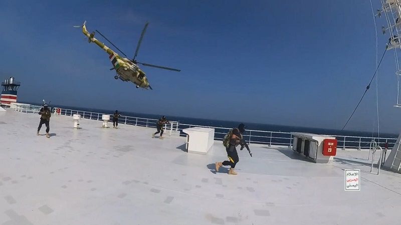 بالفيديو: مشاهد للعملية العسكرية النوعية للقوات اليمنية بالسيطرة على السفينة "الإسرائيلية" واقتيادها إلى الساحل اليمني