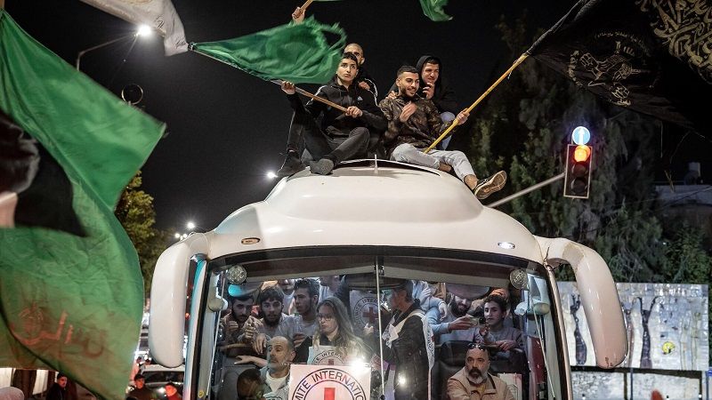 بالأسماء.. قائمة الأسرى والأسيرات المشمولين في إفراجات اليوم السابع من التبادل