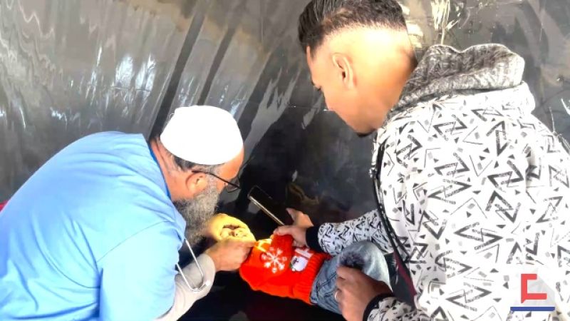 طبيب يحوّل خيمة في مركز نزوح لعيادة طبية