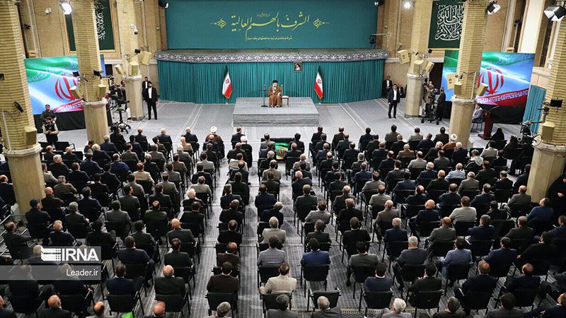 الإمام الخامنئي: الحظر دفعنا لتحقيق الإنجازات