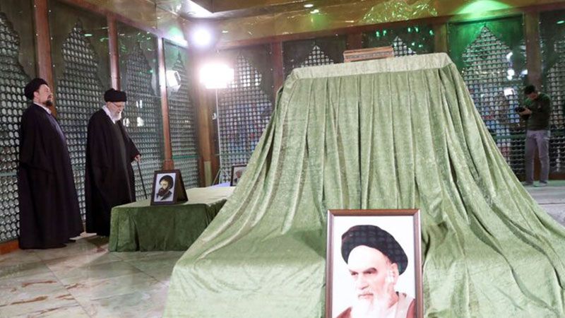 على أعتاب ذكرى انتصار الثورة.. الإمام الخامنئي يزور مرقد الإمام الخميني 
