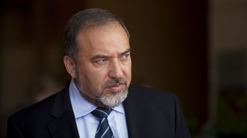 صلية صاروخية على صفد.. ليبرمان: "الكابينت" استسلم لحزب الله وخسر الشمال