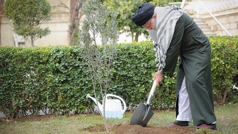 الإمام الخامنئي يوجّه تحية إكبار وإجلال للشعب الفلسطيني: نتذكركم دائمًا