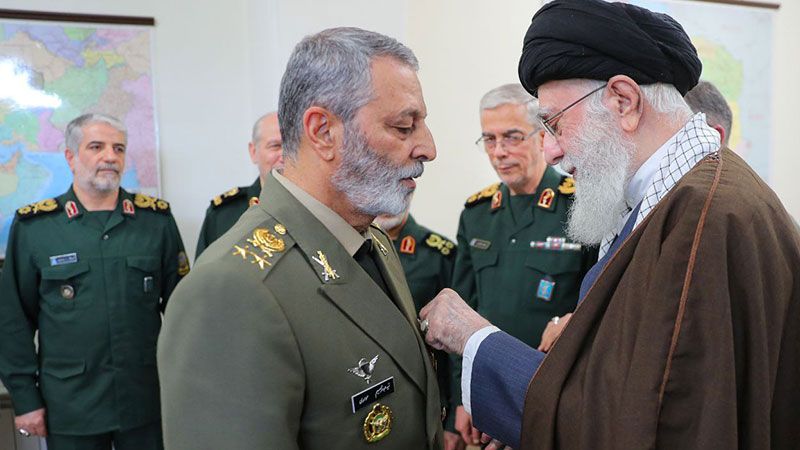 الإمام الخامنئي يمنح قائدي الجيش والحرس الثوري وسام "الفتح"