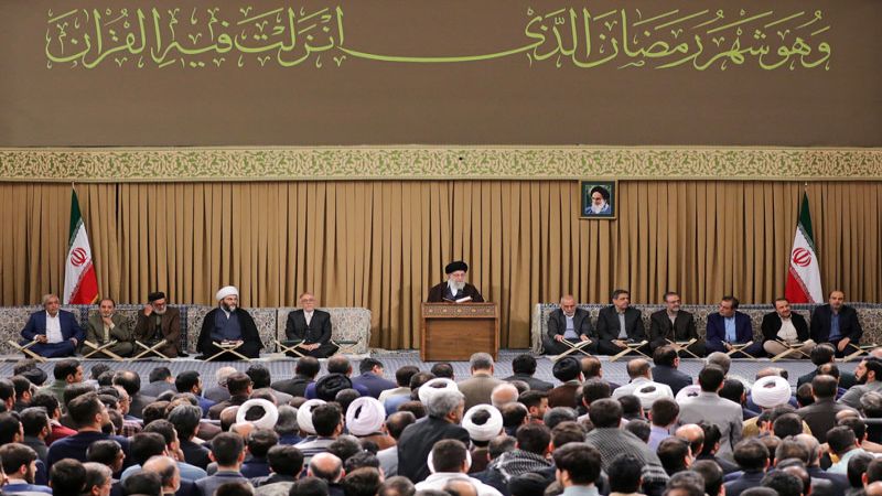بالصور: محفل للأنس بـ"القرآن الكريم" بحضور الإمام الخامنئي