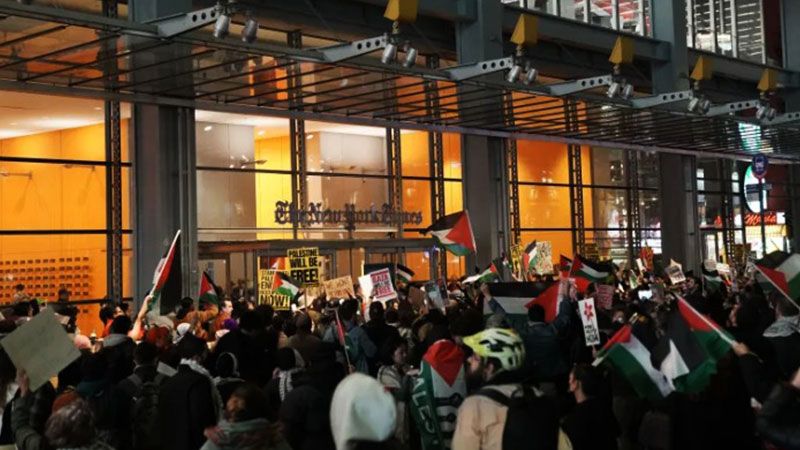بسبب انحيازها للعدو.. متظاهرون يقتحمون مقر صحيفة نيويورك تايمز