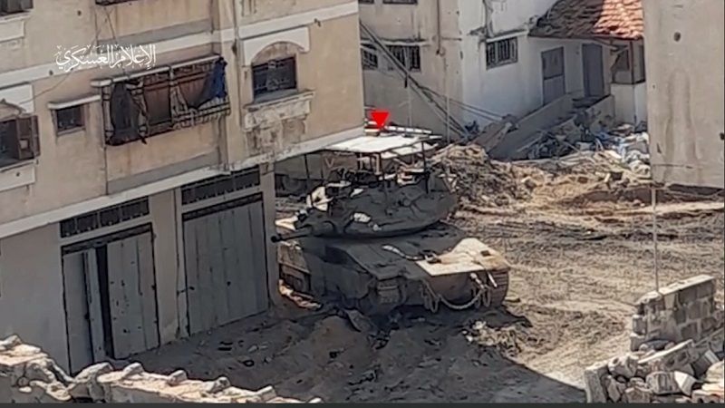 فيديو: تصدّي مقاتلي القسام لآليات العدو المتوغلة في محيط مجمع الشفاء الطبي 