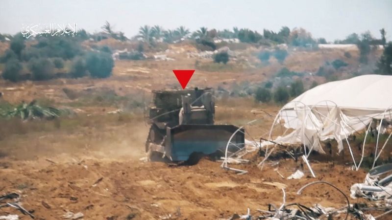 فيديو: استهداف جرافة عسكرية شرق دير البلح وسط قطاع غزة 