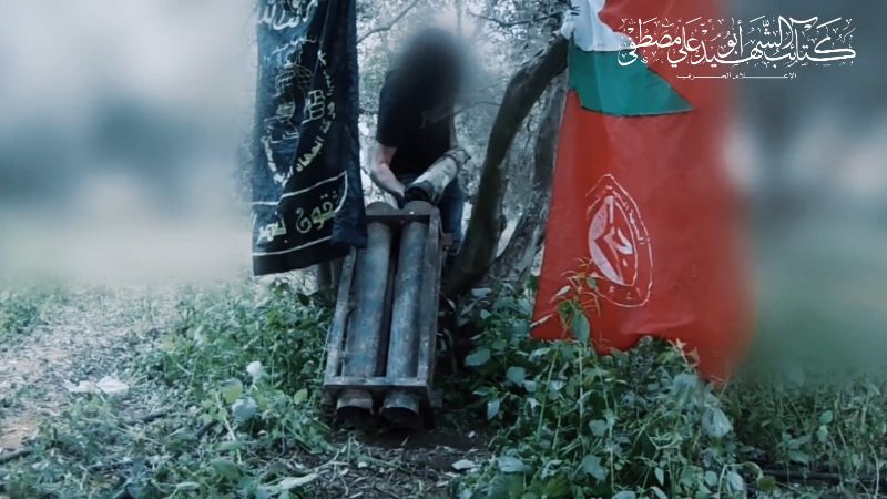 فيديو: استهداف تجمعٍ لجنود العدو في "نتساريم" جنوب غزة برشقة صاروخية