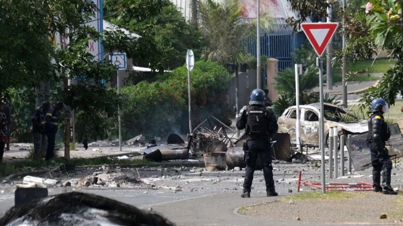 قتلى وجرحى في كاليدونيا الجديدة.. وماكرون يعلن "الطوارىء" بعد مطالبات بالاستقلال