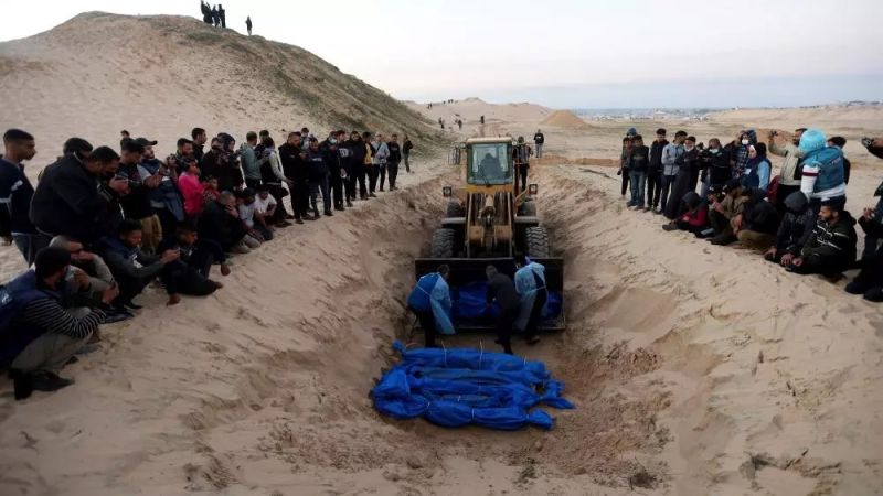 الاحتلال يسلم جثامين 84 شهيدًا اختطفوا من مقابر غزّة
