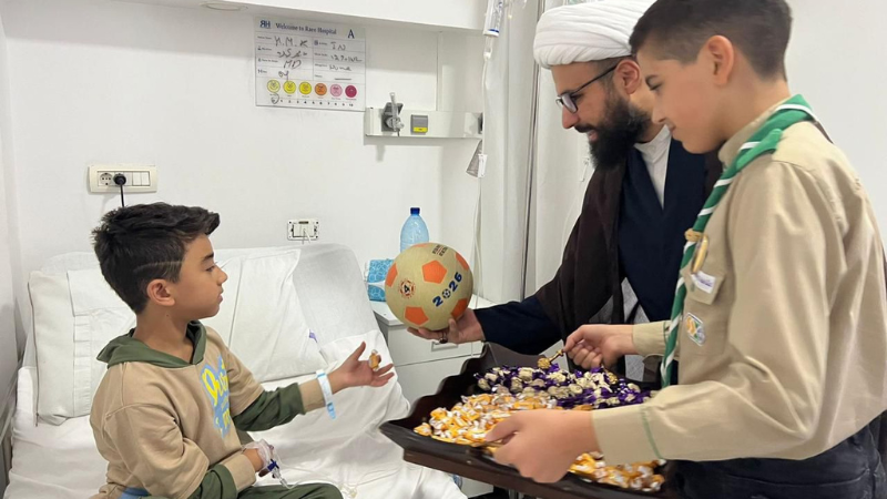 في ذكرى المولد النبوي الشريف.. وفد من كشافة الإمام المهدي (عج) زار الأطفال المرضى في مستشفيات صيدا