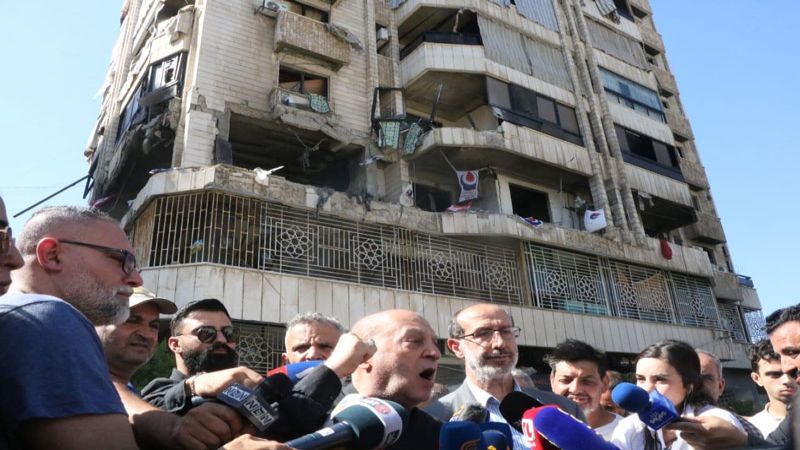 صور| مؤتمر صحفي للنائب شري أمام مبنى الدفاع المدني المستهدف في منطقة الباشورة في بيروت