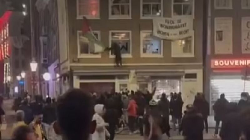 بعد إثارتهم الفوضى وتمزيقهم علم فلسطين.. "إسرائيليون" يتعرضون للضرب في أمستردام