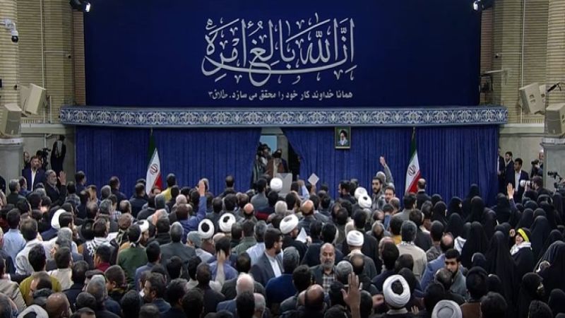 لحظة دخول الإمام الخامنئي الى حسينية الإمام الخميني قدس سره للحديث عن آخر التطورات