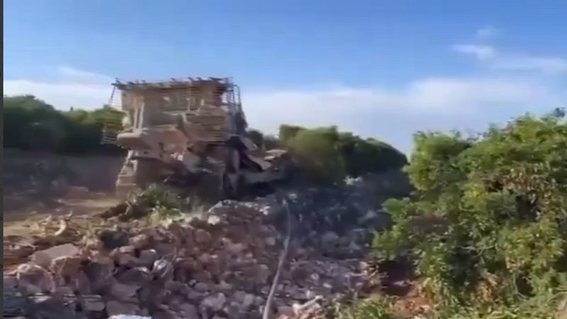 فيديو| العدو الصهيوني يجرف عددًا من البساتين في الناقورة قرب مقر "اليونيفيل"