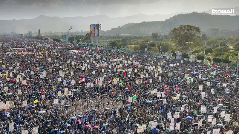 طوفان مليوني متجدد بالعاصمة صنعاء: "ثابتون مع غزة.. بهويتنا الإيمانية ومسيرتنا القرآنية"