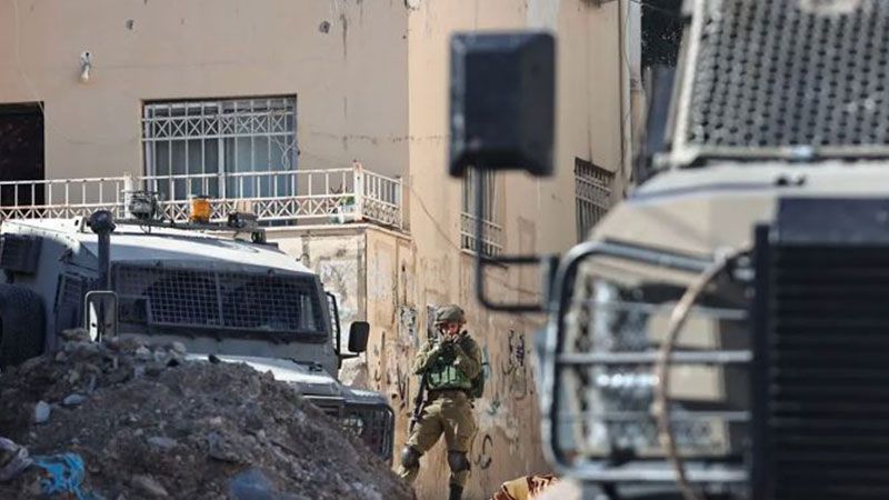 مواجهات مع قوات العدو المقتحمة لعدة محاور بالضفة الغربية 