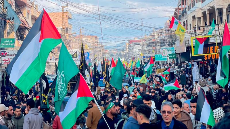 احتفالًا بانتصار غزّة وتأييدًا للمقاومة.. مسيرة جماهيرية في مخيم نهر البارد