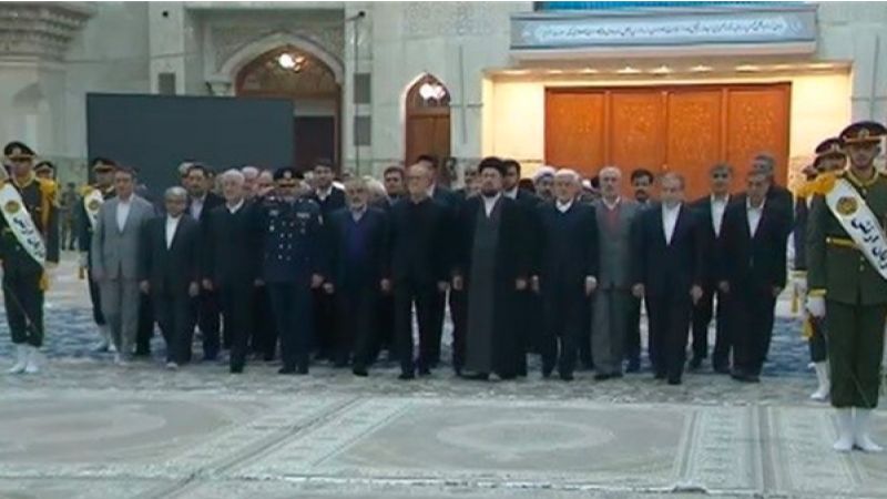 في أجواء "عشرة الفجر".. بزشكيان وأعضاء الحكومة يجدّدون البيعة لنهج الإمام الخميني (رض)