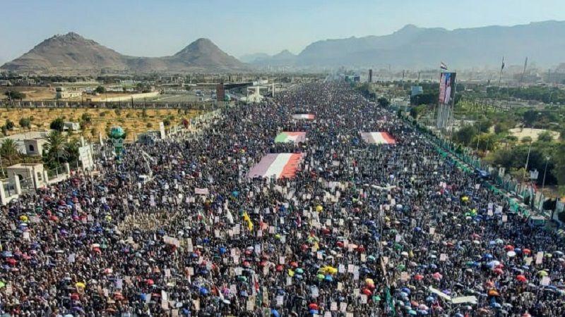 "على الوعد مع غزّة ضدّ التهجير وكلّ المؤامرات".. طوفان مليوني متجدد بالعاصمة صنعاء نصرة لفلسطين