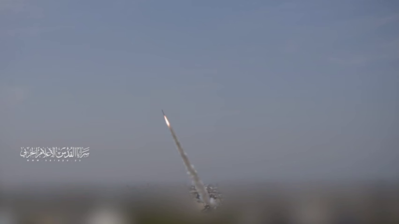 فيديو| سرايا القدس تقصف قاعدة "حتسريم" برشقات صاروخية 