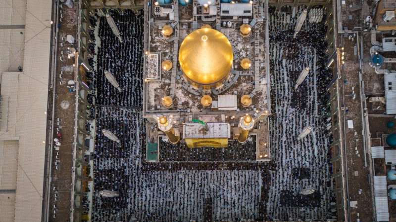 صور| صلاة عيد الفطر المبارك في مرقد الإمام علي (ع) في النجف الأشرف