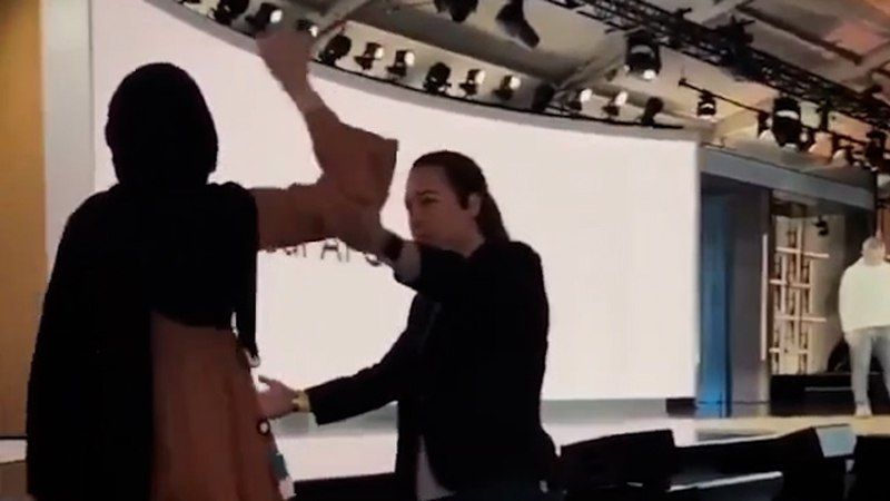 فيديو| موظفة مغربية في "مايكروسوفت" تقاطع احتفالًا للشركة احتجاجًا على دعم الإبادة بغزة