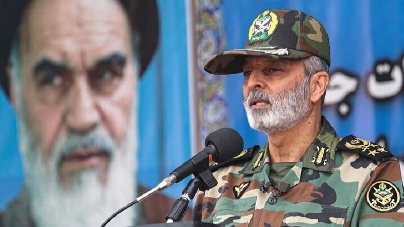 قائد الجيش الإيراني: ننتج كل ما نحتاجه على يد شباننا من أجل الدفاع 