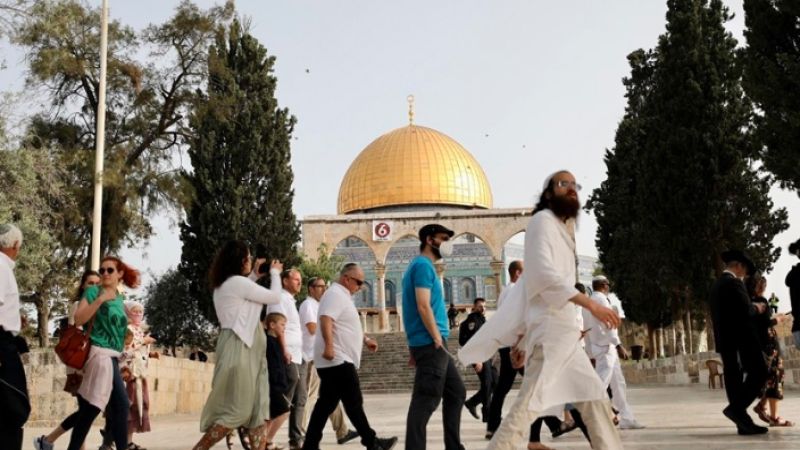 عشرات المستوطنين يُدنّسون المسجد الأقصى إحياءً لما يسمى بعيد "الفصح"