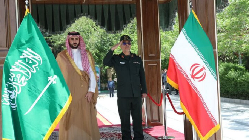 اللواء باقري التقى وزير الدفاع السعودي: تعزيز التعاون الدفاعي بين البلدين ضرورة إستراتيجية لأمن المنطقة