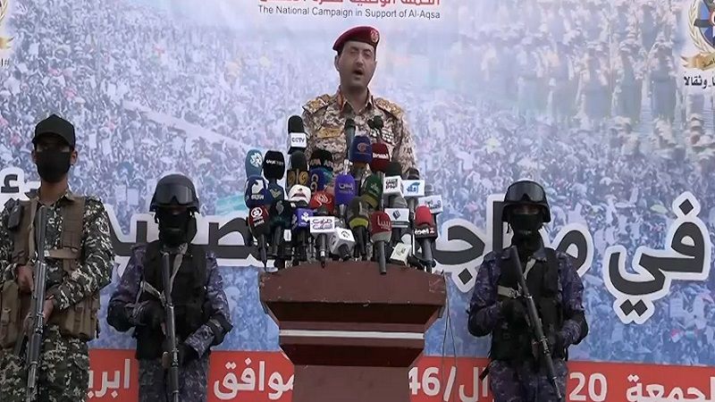 القوات المسلحة اليمنية تستهدف حاملتَي طائرات أميركيتين وهدفًا عسكريًا في "تل أبيب"