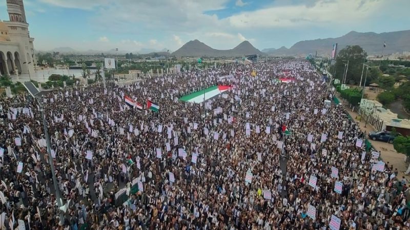 طوفان بشري مليوني متجدّد في صنعاء: "مع غزة وفلسطين.. في مواجهة القتلة والمستكبرين" 
