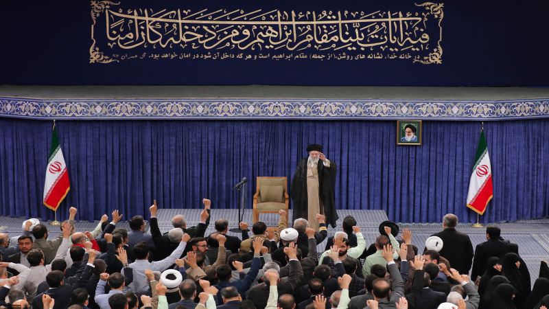 الإمام الخامنئي: لا مصلحة للمسلمين تعلو فوق وحدتهم