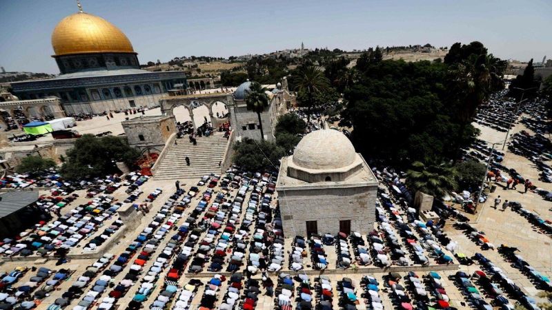 ربع مليون مصلٍّ يؤدون صلاة الجمعة الأخيرة من شهر رمضان بالأقصى