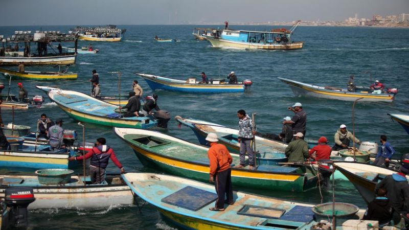 حربٌ على لقمة عيش الصياديين الفلسطينيين.. الاحتلال يُغلق بحر غزة