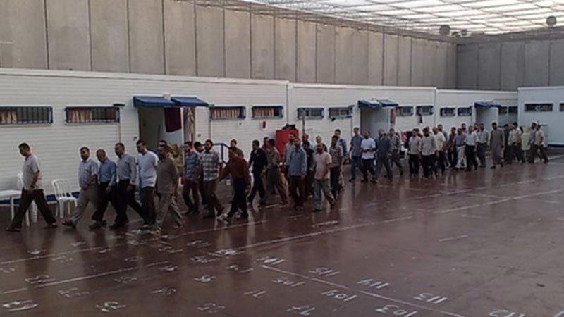 قوات القمع الصهيونية تقتحم قسم الأسرى في سجن