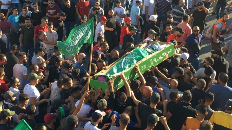 آلاف الفلسطينيين يشيعون جثمان الشهيد محمد عبيد