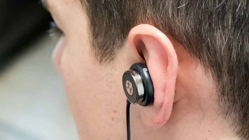 مليار شخص في خطر بسبب سماعات الأذن