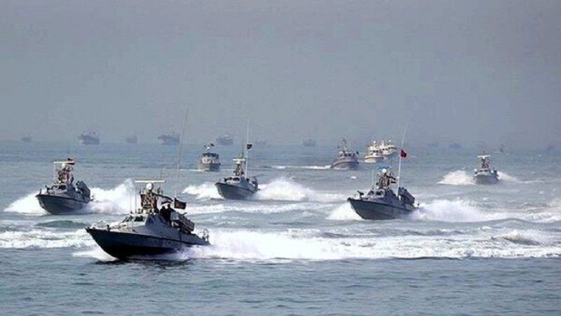 إيران تكشف عن بناء قطعة بحرية لإطلاق الصواريخ سرعتها 215 كلم في الساعة