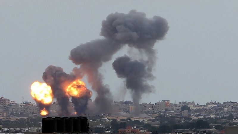 فلسطين المحتلة| مصابون بغارة لطيران الاحتلال على مبنى سكني على طريق رفح الغربية في خان يونس فلسطين المحتلة| مصابون بغارة لطيران الاحتلال على مبنى سكني على طريق رفح الغربية في خان يونس