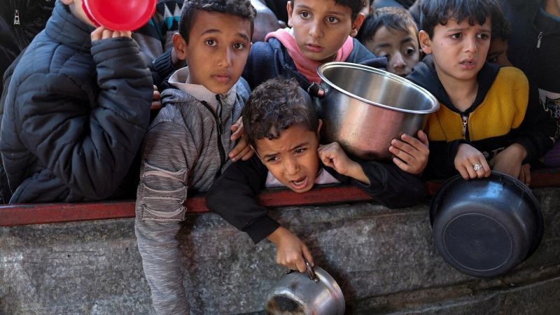 فلسطين المحتلة| أطفال غزّة يموتون بصمت والمعابر مغلقة