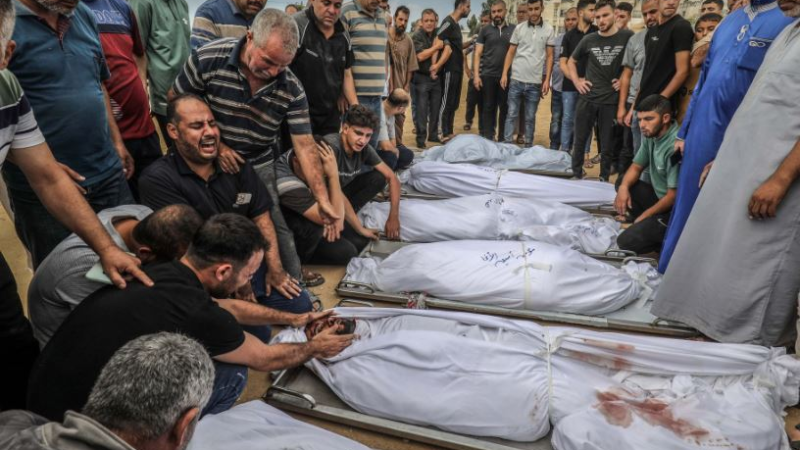 استشهاد 3 فلسطينيين وإصابة آخرين جراء قصف مُسيّرة "إسرائيلية" مجموعة من المواطنين غرب مدينة دير البلح وسط قطاع غزة استشهاد 3 فلسطينيين وإصابة آخرين جراء قصف مُسيّرة "إسرائيلية" مجموعة من المواطنين غرب مدينة دير البلح وسط قطاع غزة
