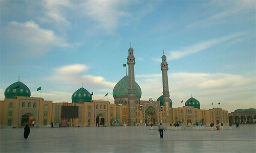 أبواب مرقد السيدة المعصومة (ع) مفتوحة على مدار الساعة