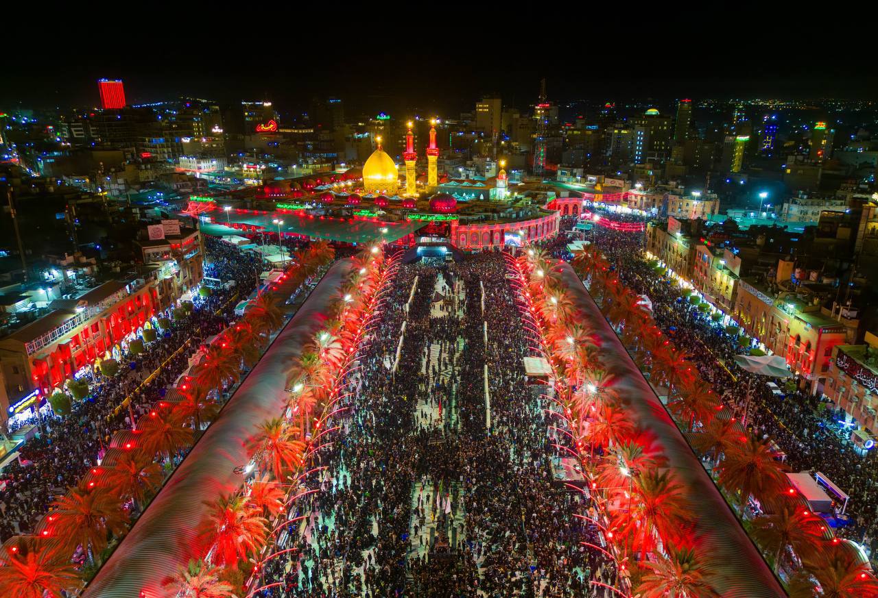 بالصور: مواكب العزاء تتوافد إلى مرقدَي الإمام الحسين وأبي الفضل العباس (ع) في كربلاء
